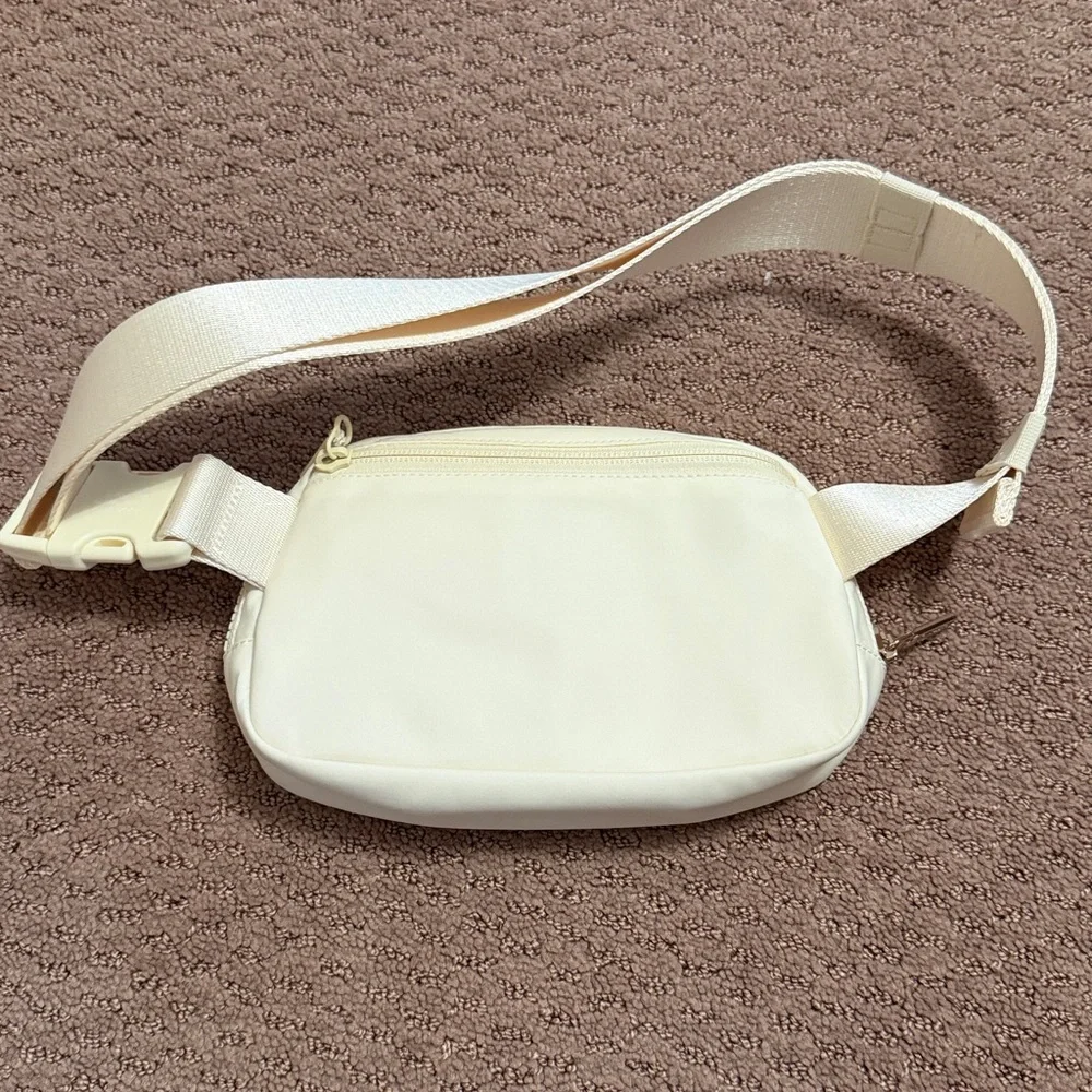 Lululemon Athletica Everywhere Belt Bag 1L - Picture 3 of 5